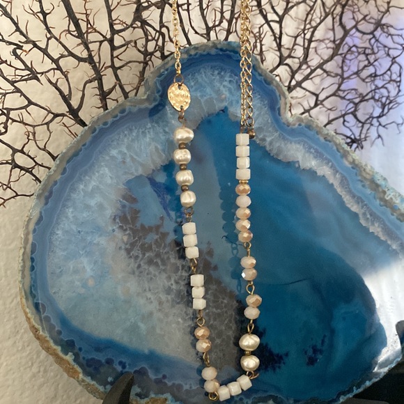 Necklace with white and cream beads - Picture 2 of 6